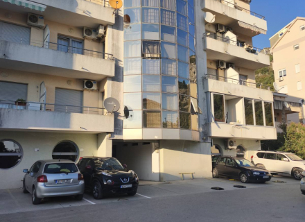 Tiefgaragenstellplatz in Budva, Lazi, zu verkaufen

In einem Neubau, auf Ebene -1, Fläche 20 m²
500 m bis ins Stadtzentrum.