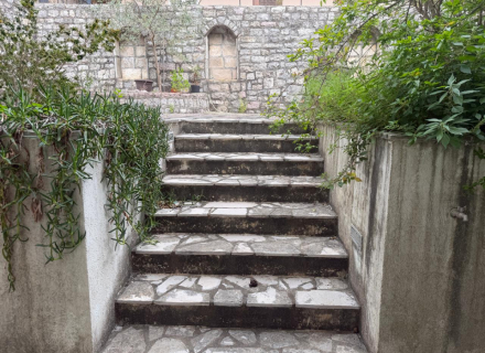 Kamena vila na obali mora na prodaju u Lepetanima, Tivat, Bigova kuća kupiti, kupiti kuću u Crnoj Gori, kuća s pogledom na more u Crnoj Gori