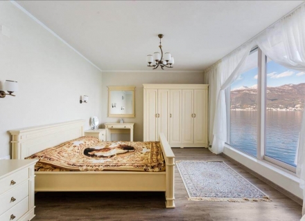Birinci Deniz Hattı üzerinde modern villa, Krasici, Karadağ da satılık havuzlu villa, Karadağ da satılık deniz manzaralı villa, Krasici satılık müstakil ev