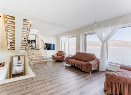 Birinci Deniz Hattı üzerinde modern villa, Krasici, Karadağ da satılık havuzlu villa, Karadağ da satılık deniz manzaralı villa, Krasici satılık müstakil ev