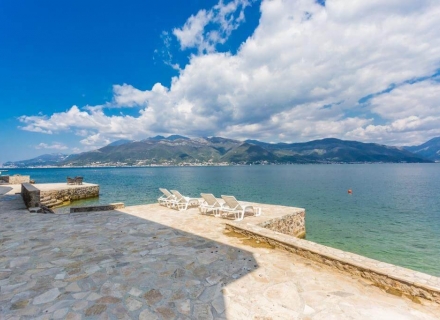 Birinci Deniz Hattı üzerinde modern villa, Krasici, Karadağ da satılık havuzlu villa, Karadağ da satılık deniz manzaralı villa, Krasici satılık müstakil ev