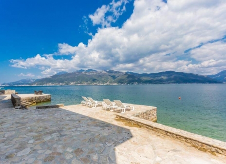 Moderne Villa in der ersten Meereslinie, Krasici, Haus mit Meerblick zum Verkauf in Montenegro, Haus in Montenegro kaufen