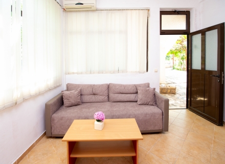Prekrasna vila sa apartmanima u Buljarici, kupiti hotel u Becici, nekretnina u zakup Crna Gora, nekretnina za izdavanje Crna Gora