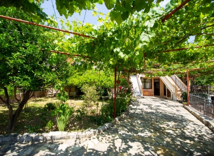 Schöne Villa mit Wohnungen in Buljarica, Hotelresidenzen zum Verkauf in Montenegro, Hotelwohnungen zum Verkauf in Region Budva