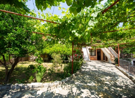 Prekrasna vila sa apartmanima u Buljarici, nekretnine u Crnoj Gori, nekretnine Crna Gora