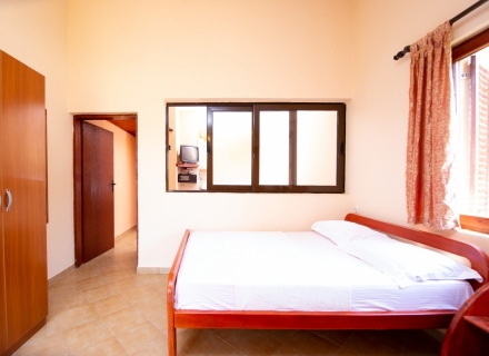 Prekrasna vila sa apartmanima u Buljarici, hotel na prodaju u Crnoj Gori, komercijalni objekat u Region Budva