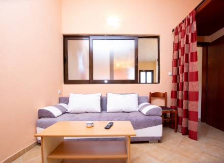 Prekrasna vila sa apartmanima u Buljarici, kupiti hotel u Becici, nekretnina u zakup Crna Gora, nekretnina za izdavanje Crna Gora