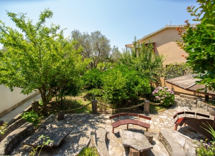 Prekrasna vila sa apartmanima u Buljarici, nekretnine sa rentabilnim potencijalom u Crnoj Gori, nekretnine veliki rentabilni potencijal Region Budva
