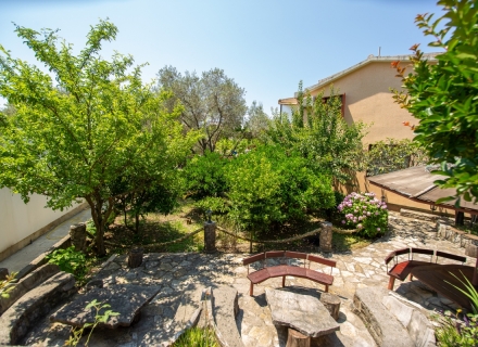 Schöne Villa mit Wohnungen in Buljarica, Hotelresidenzen zum Verkauf in Region Budva, Hotelzimmer zum Verkauf in Europa