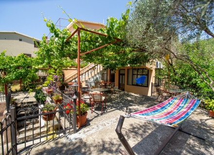 Schöne Villa mit Wohnungen in Buljarica, Hotel in Montenegro zum Verkauf, Hotelkonzeptwohnungen zum Verkauf in Becici