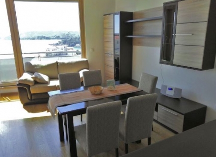 Zu verkaufen geräumige, helle Wohnung in bečići, Montenegro.