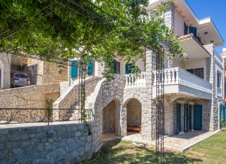Kotor Körfezi'nde lüks lüks villa, Karadağ da satılık havuzlu villa, Karadağ da satılık deniz manzaralı villa, Dobrota satılık müstakil ev