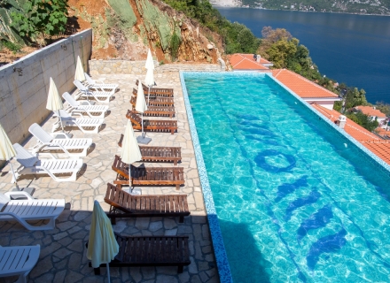 Luksusowa willa na plaży w Zatoce Kotorskiej, kup dom w Czarnogórze, kup willę w Kotor-Bay, Willa blisko morza Dobrota