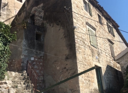 Eski Kotor kentinde tadilat için Taş Ev, Karadağ da satılık havuzlu villa, Karadağ da satılık deniz manzaralı villa, Dobrota satılık müstakil ev