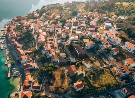 Verkauf! Urbanisiertes Grundstück mit phänomenalem Blick auf das Meer in Prčanj, mit der vom Stadtarchitekten der Stadt Kotor genehmigten ideologischen Lösung.