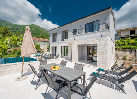 Moderna vila u Tivtu sa bazenom, prodaja kuća Crna Gora, kupiti vilu u Region Tivat, vila blizu mora Bigova