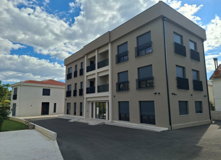 Tivat, Dumidran’da 53 m² ile 68,2 m² arasında değişen büyüklüklerde, modern iki yatak odalı daire seçeneklerini keşfedin.