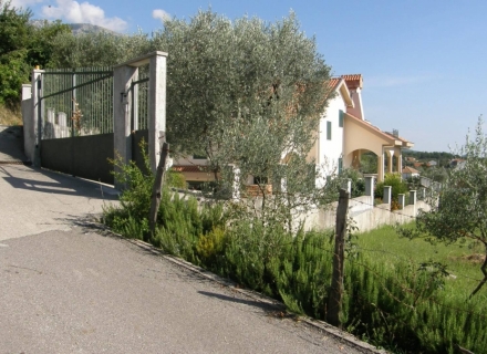 Geräumiges Haus mit schönem Garten in Kavach, Villa in Region Tivat kaufen, Villa in der Nähe des Meeres Bigova