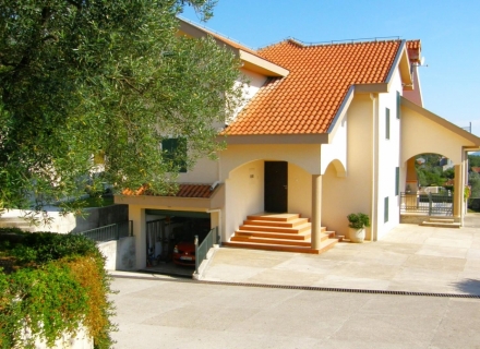 Geräumiges Haus mit schönem Garten in Kavach, Montenegro Immobilien, Immobilien in Montenegro