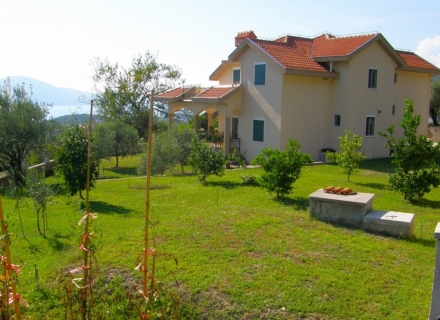 Prostrana kuća sa prelepom baštom u Kavaču, Bigova kuća kupiti, kupiti kuću u Crnoj Gori, kuća s pogledom na more u Crnoj Gori