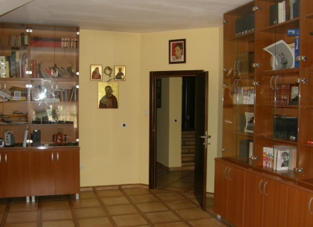 Prostrana kuća sa prelepom baštom u Kavaču, Region Tivat kupiti kuću, Bigova kuća prodaja