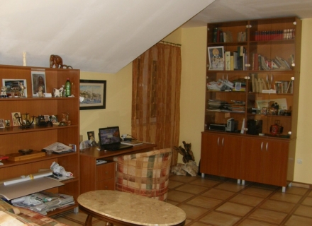 Prostrana kuća sa prelepom baštom u Kavaču, Nekretnine Crna Gora, nekretnine u Crnoj Gori, Region Tivat prodaja kuća