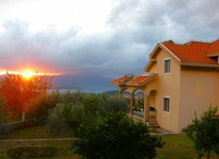 Geräumiges Haus mit schönem Garten in Kavach, Haus in der Nähe des Meeres Montenegro, Haus Kaufen in Region Tivat