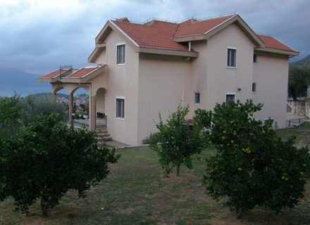 Geräumiges Haus mit schönem Garten in Kavach, Villa in Region Tivat kaufen, Villa in der Nähe des Meeres Bigova
