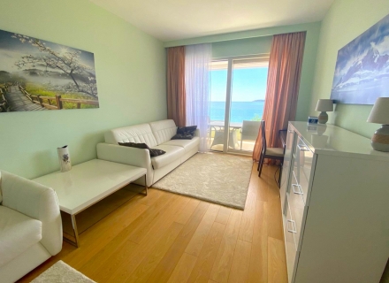 Apartment mit drei Schlafzimmern in Rafailovici an der Frontlinie., Wohnung mit Meerblick zum Verkauf in Montenegro, Wohnung in Becici kaufen, Haus in Region Budva kaufen