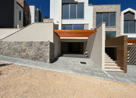 Tivat'ta modern şehir evi, Karadağ da satılık havuzlu villa, Karadağ da satılık deniz manzaralı villa, Bigova satılık müstakil ev