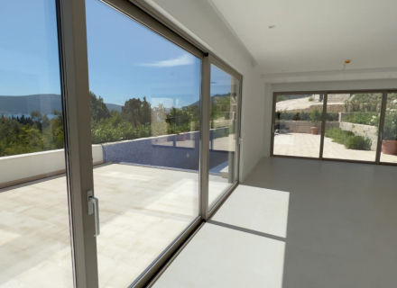 Tivat'ta modern şehir evi, Karadağ da satılık havuzlu villa, Karadağ da satılık deniz manzaralı villa, Bigova satılık müstakil ev