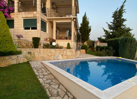 Zu verkaufen, eine Villa (332 m²) mit einem gepflegten Grundstück (568 m²) in Ratac, 7 Kilometer von der Stadt Bar entfernt.
