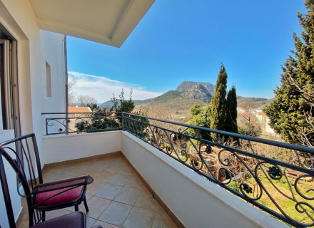 Kuća u Sutomoru je idealna za izdavanje apartmana kao mini hotel., Nekretnine Crna Gora, nekretnine u Crnoj Gori, Region Bar and Ulcinj prodaja kuća