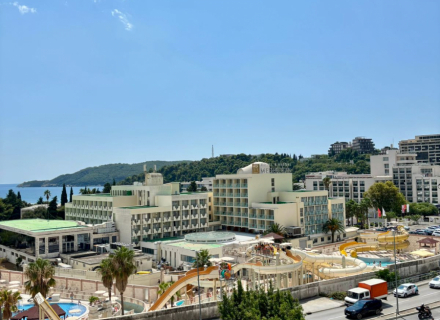 Becici'de denize sadece 150 metre mesafede kiralık tek yatak odalı daire.