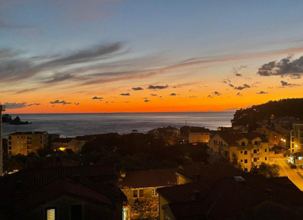 Na sprzedaż trzypokojowy apartament w Petrovacu z panoramicznym widokiem na morze.