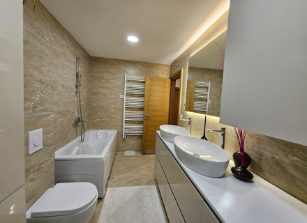 Apartament z trzema sypialniami w Budvie z widokiem na miasto, apartament z widokiem na morze Na sprzedaż w Czarnogórze, kupić mieszkanie w Budva, dom w Region Budva kup