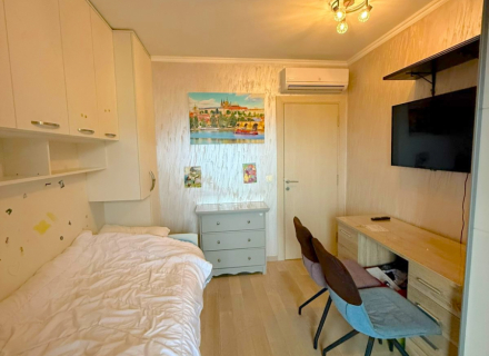 Trzypokojowy apartament w Budvie z widokiem na miasto., apartament z widokiem na morze Na sprzedaż w Czarnogórze, kupić mieszkanie w Budva, dom w Region Budva kup