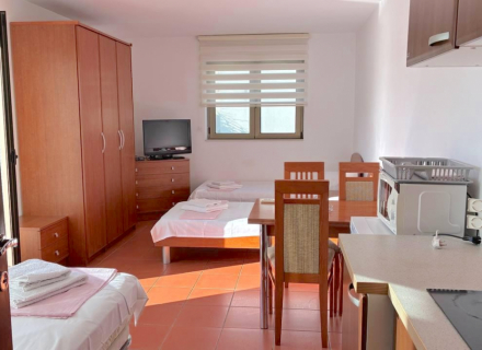 Vila sa apartmanima u Bečićima, kuća blizu mora Crna Gora, kuća Crna Gora prodaja, kuća Crna Gora