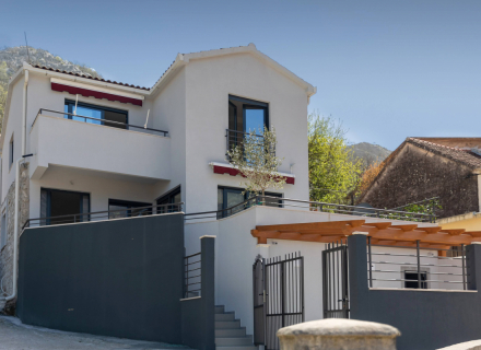 Erstaunliches Haus mit Meerblick in Kotor, Haus mit Meerblick zum Verkauf in Montenegro, Haus in Montenegro kaufen