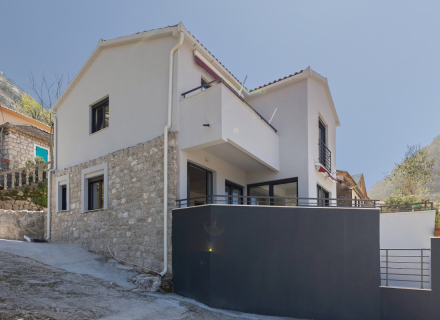 Erstaunliches Haus mit Meerblick in Kotor, Haus in der Nähe des Meeres Montenegro, Haus Kaufen in Kotor-Bay