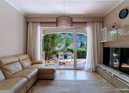 Zwei-Zimmer-Wohnung zum Verkauf in Orahovac, Kotor
Objektdetails:
Standort: Orahovac, Kotor
Größe: 63 m²
Zimmer:
2 Schlafzimmer
1 Badezimmer
Wohnzimmer
Esszimmer
Terrasse: 115 m²
Parkplatz: vorhanden
Merkmale:
Geräumige Terrasse: Die Wohnung verfügt über eine große Terrasse von 115 m², perfekt zum Entspannen und Unterhalten im Freien.