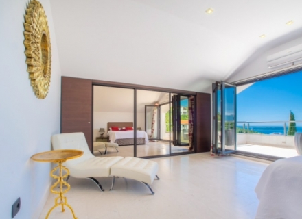 Zum Verkauf steht eine kürzlich renovierte, stilvoll eingerichtete Villa mit einer Fläche von 240 m2 oberhalb des Strandes von Zanjic.