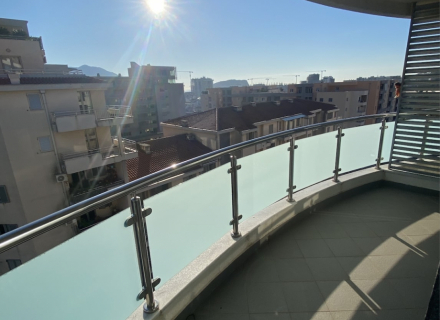 Na prodaju je četvorosoban stan u centru Budve

Površina stana je 133 m2 i nalazi se na 6.