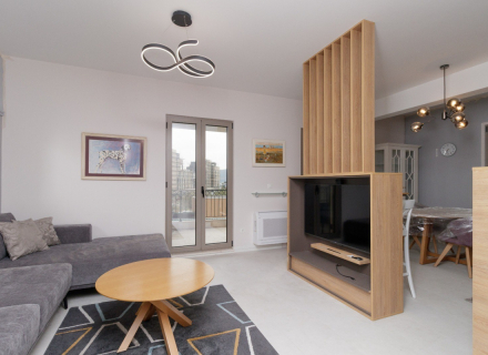 Dieses elegante, brandneue Apartment mit zwei Schlafzimmern bietet 85 m² ansprechend gestaltete Wohnfläche im ersten Stock eines hochwertigen Wohngebäudes im Herzen von Tivat.