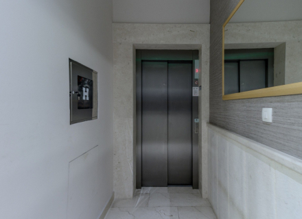 Luxuriöses Apartment mit zwei Schlafzimmern und Garage im Zentrum von Tivat, Verkauf Wohnung in Bigova, Haus in Montenegro kaufen