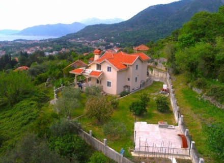 Prostrana kuća sa prelepom baštom u Kavaču, prodaja kuća Crna Gora, kupiti vilu u Region Tivat, vila blizu mora Bigova