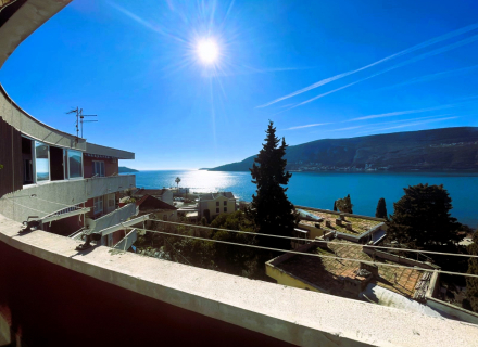 Güzel bir Akdeniz kasabası olan Herceg Novi'nin tam merkezinde mükemmel deniz manzarasına sahip harika geniş daire.