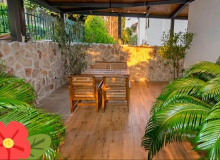 Luxuriöses Apartment mit Garten und Terrasse in der Nähe des Meeres in Herceg-Novi., Wohnungen in Montenegro, Wohnungen mit hohem Mietpotential in Montenegro kaufen