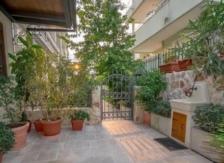 Luxuriöses Apartment mit Garten und Terrasse in der Nähe des Meeres in Herceg-Novi., Wohnungen in Montenegro, Wohnungen mit hohem Mietpotential in Montenegro kaufen