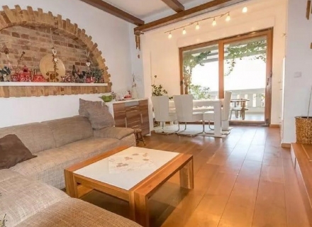 Luxuriöses Apartment mit Garten und Terrasse in der Nähe des Meeres in Herceg-Novi.